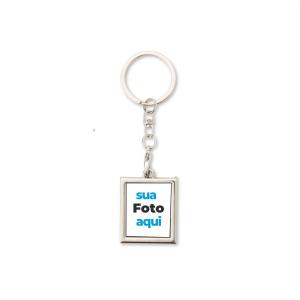 Chaveiro Porta-foto Inox Metal Altura: 4,4 cm Largura: 3,3 cm  Espessura: 0,5 cm  Medidas, peso e tonalidades podem variar  Gravação a Laser 